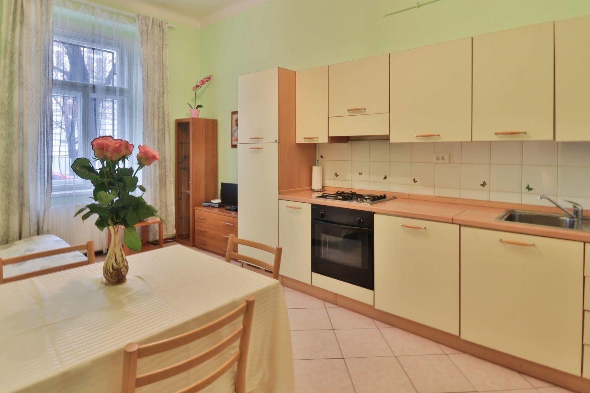 Apartment Na Kozacce 6 Prag Exteriör bild